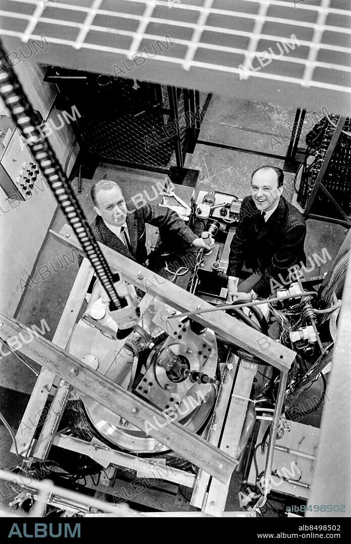 1967-01.. SESAM. Tekniskt och naturvetenskapligt magasin i radion.. Sänt första gången 1967-02-20.. Här ses Sesam-redaktören Bo Kumlin (tv) intervjua Bo Lehnert, plasmafysiker, i laboratoriet för plasmafysik på Tekniska högskolan.. Foto: Bo-Aje Mellin / RiR / SVT / Kod: 5600. Bild och reportage publ. i RiR 8/67 sid. 25.. RiR 18436 sv/v neg.