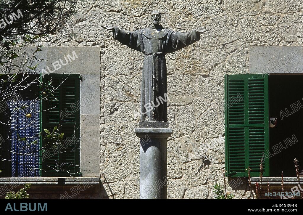 San Francisco de Asís (Giovanni di Pietro Bernardone) (Asís, 1181-1182-Santa Maria degli Angeli, Asís, 1226). Santo italiano, fundador de los franciscanos. Escultura de San Francisco de Asís en actitud de bienvenida. Jardín del Convento de Nuestra Señora de Cura de Randa (siglo XIII). Mallorca. Islas Baleares. España.