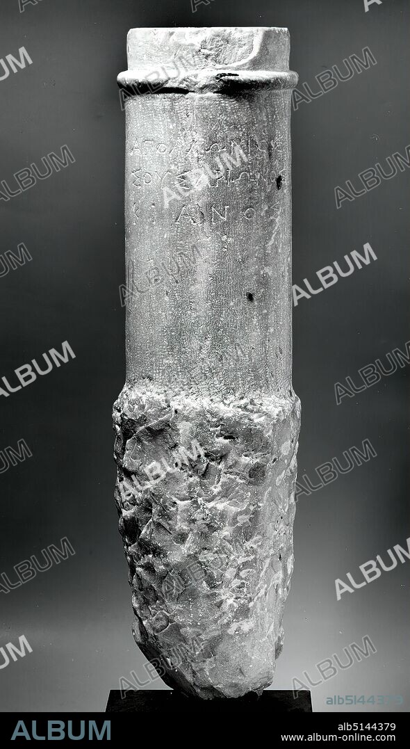 Columella des Apollonios, marble, chiseled, marble, total: height: 83.3 cm; diameter: 19.9 cm (shaft); diameter: 22.4 cm, inscription: on shaft: , Grave monument, grave equipment, Greek script, early Hellenistic, Greek antiquity, The small marble column, the lower end of which was roughly hewn for insertion into the earth, represents a type of grave monument for which Cicero (De legibus 2, 66) has handed down the name 'columella'. Beside this simpler type, there were examples with a flat cut off end, which could be embedded into a base. The Hamburg grave column shows no other decoration than a simple round bar (torus) about 5 cm below the upper edge. A three-line, rather irregularly executed Greek inscription gives the name, patronymic and origin of the deceased: Apollonios, son of Sousarion, comes from Kios, a city on the Propontis, the later Prusias. The grave column is certainly from the time after the grave-luxus prohibition of Demetrios of Phaleron in 317 B.C. The letter forms of the inscription allow a dating into the early 3rd century B.C.