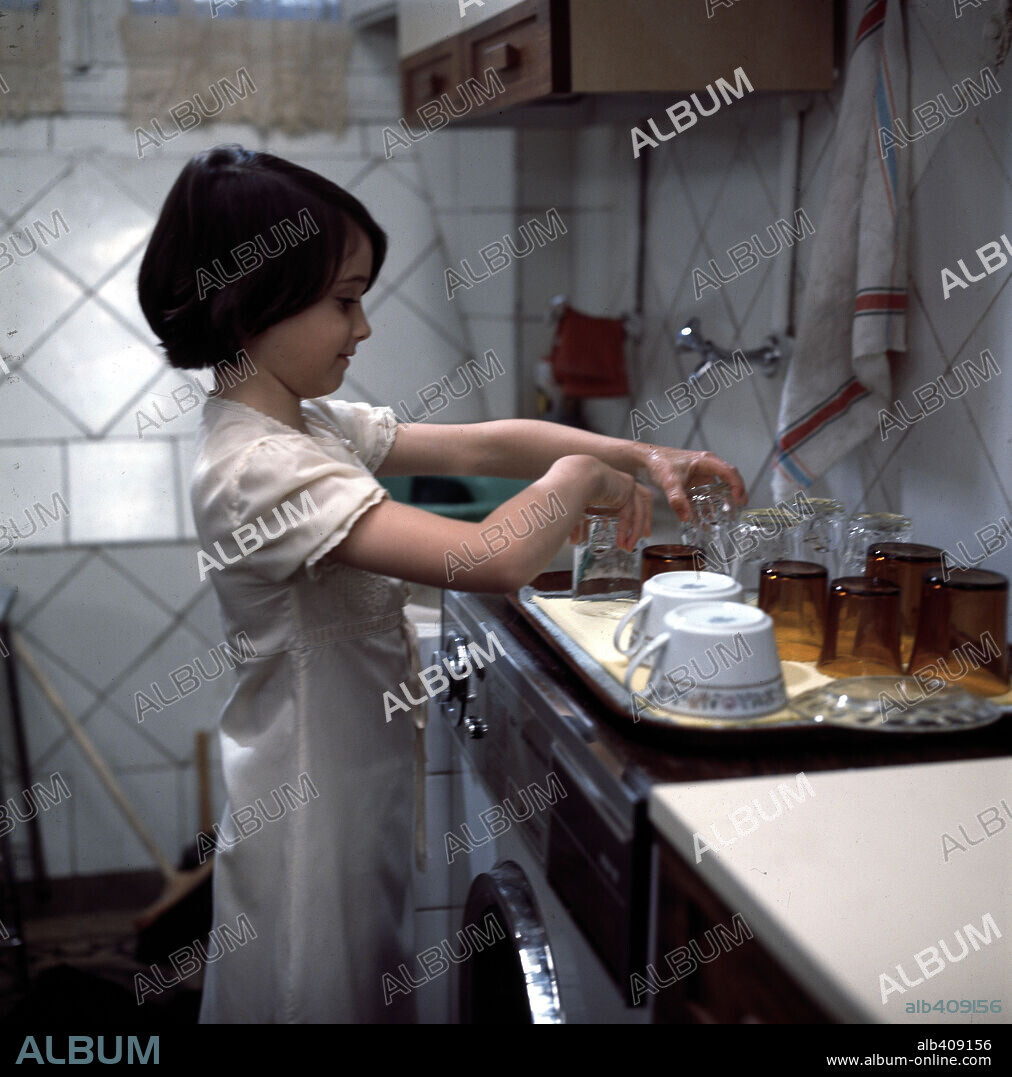 ANA TORRENT en CRIA CUERVOS, 1976, dirigida por CARLOS SAURA. Copyright ELIAS QUEREJETA, P.C.