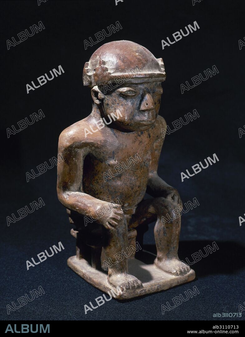 PERIODO PRECOLOMBINO-PREINCAICO. CULTURA NEGATIVO DEL CARCHI. Localizada en la sierra norte del Ecuador. "COQUERO". Hombre sentado sobre un taburete, con las manos sobre las rodillas y con una mejilla inflada, por masticar la coca. 20 x 10,5 x 8 cm. Procede de Ecuador. Colección particular.