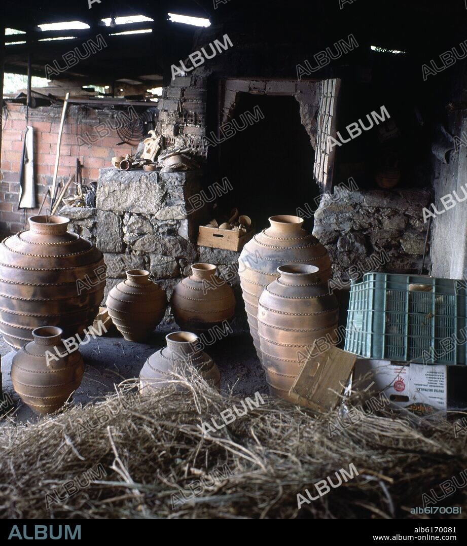 CANTAROS O AMBOAS (VASIJAS DE VINO) EN BARRO COCIDOCON REFUERZOS DECORADOS.