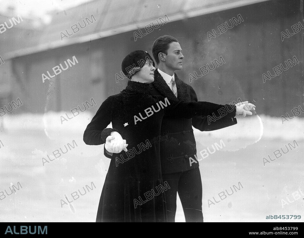 GÖTEBORG 1929-02-19.. Konståkning på Gamla Ullevi, paråkning - fru Rydstedt och herr Törstedt?? *** Local Caption *** GT - Låda 1929-00 Foto: Kamerareportage / TT / Kod: 2524.