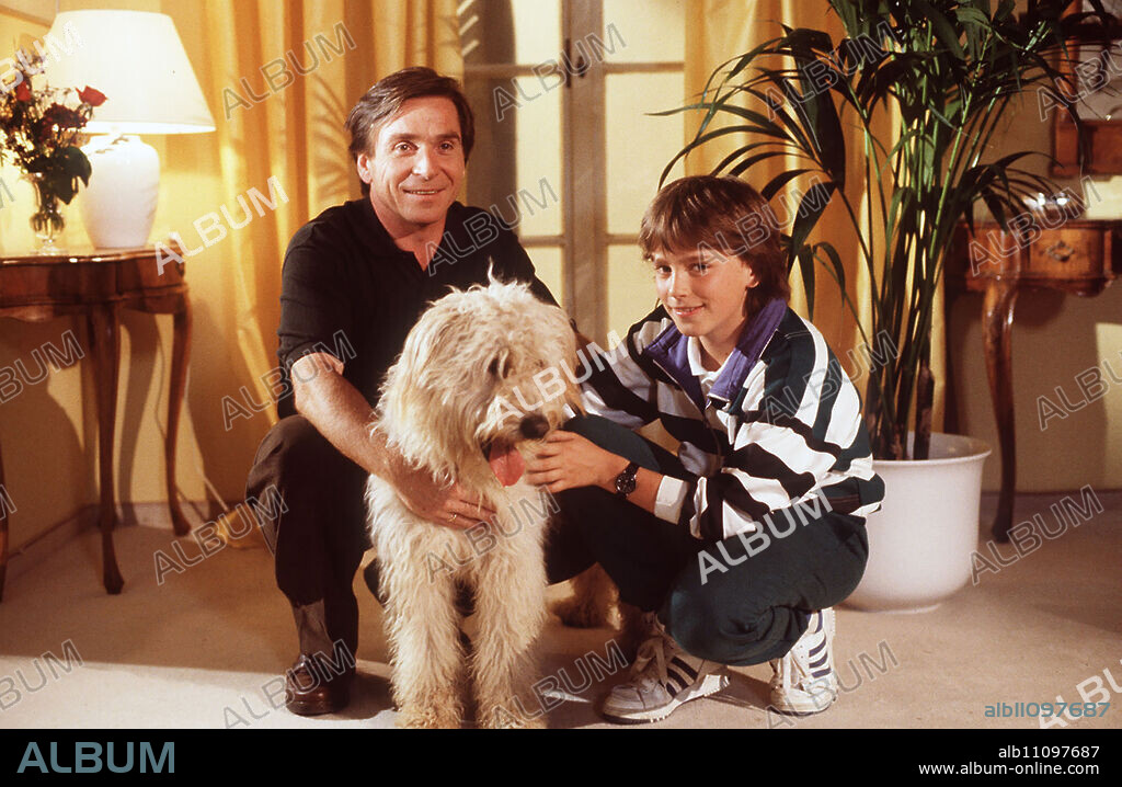 Dr. Sagerer (ELMAR WEPPER) and Max (FLORIAN STUBENVOLL) are delighted about their four-legged offspring. aka. Their own four walls / Headline: TWO MUNICH PEOPLE IN HAMBURG.