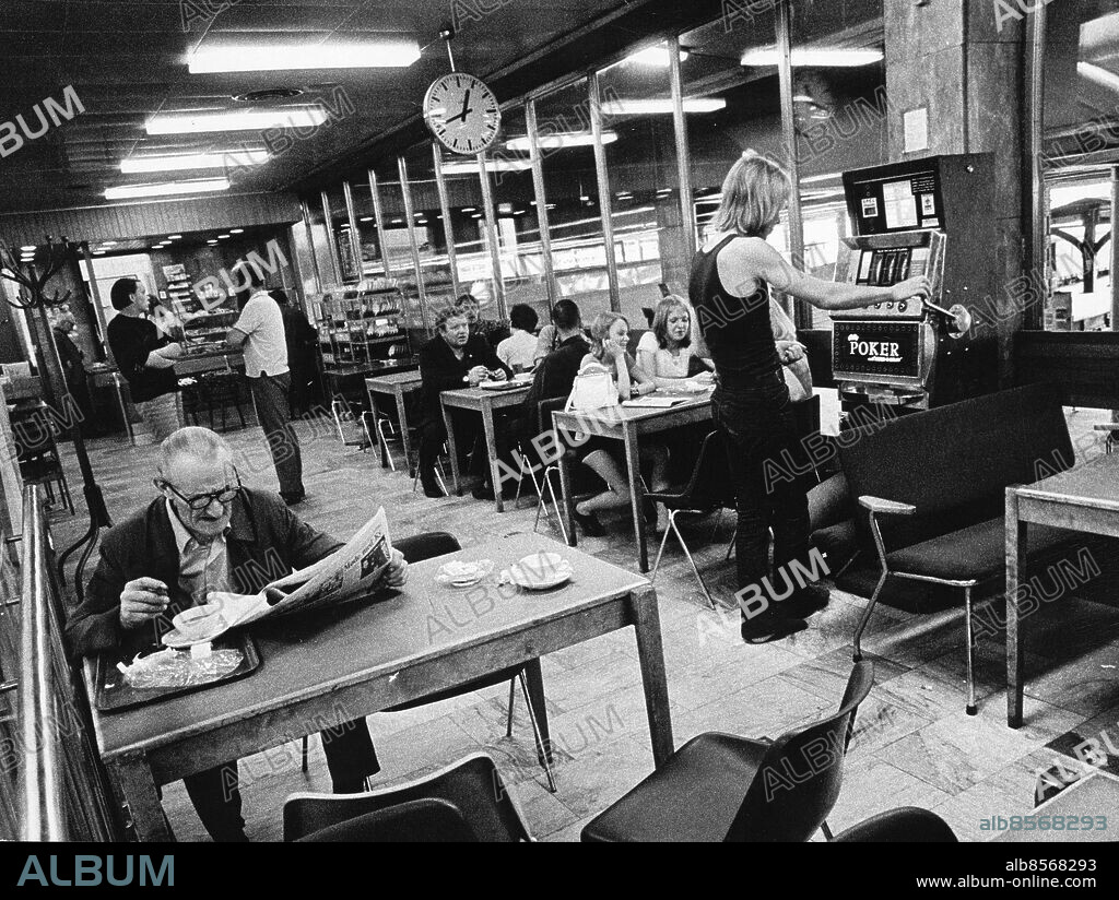 Stockholm 1971-07-06. Café på Stockholms Central. Foto: Sven-Erik Sjöberg / DN / TT / Kod: 53. ** SvD OUT **.