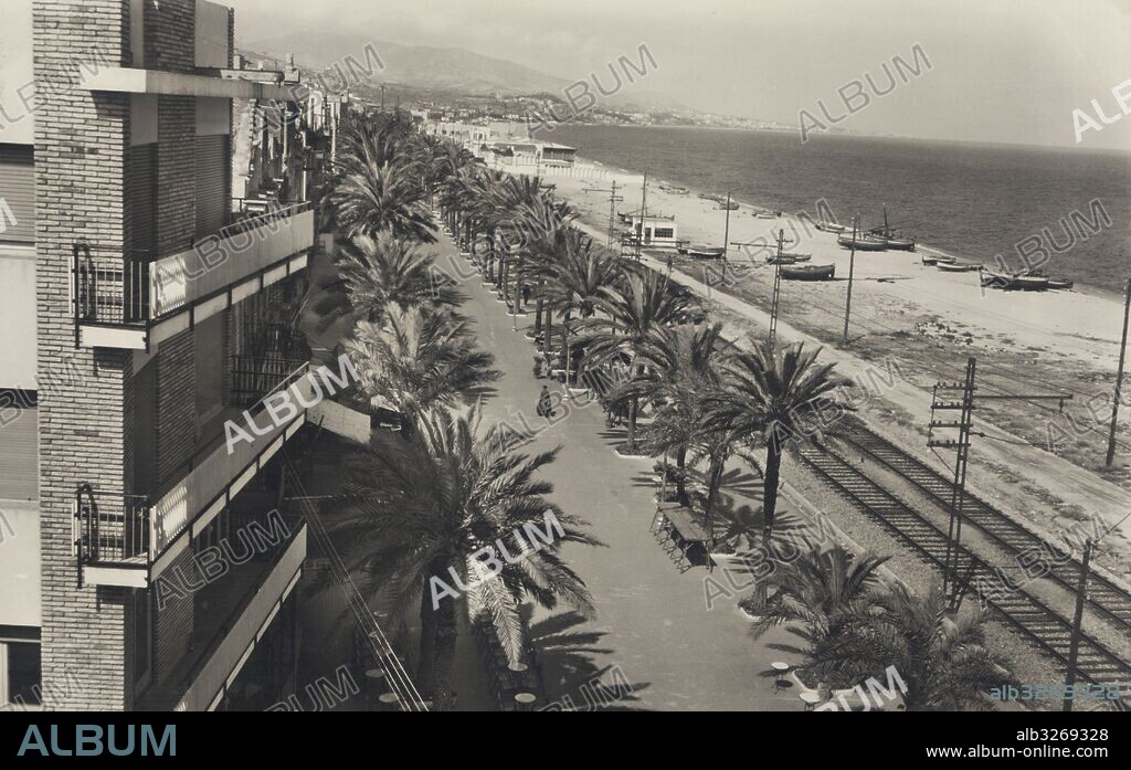 Catalunya. Paseo marítimo, vía férrea y playa de Badalona. Años 1950.