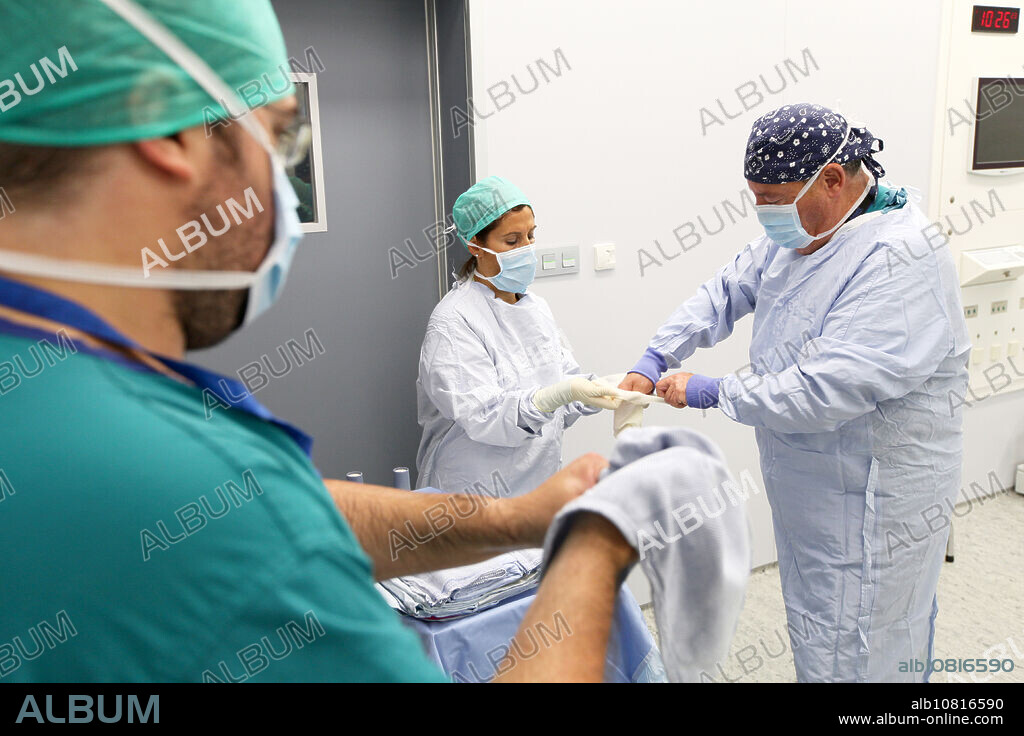 Surgeon, Surgery, Operating room, Onkologikoa Hospital, Oncology Institute, Case Center for prevention, diagnosis and treatment of cancer, Donostia, San Sebastian, Gipuzkoa, Basque Country, Spain.