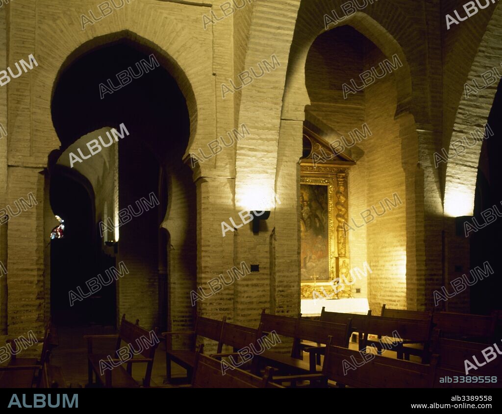 Iglesia de San Bartolomé. Vista interior del templo con el estilo almohade de la mezquita del siglo XII y los añadidos mudéjares entre los siglos XIII y XVI. Villalba del Alcor. Provincia de Huelva. Andalucía. España.