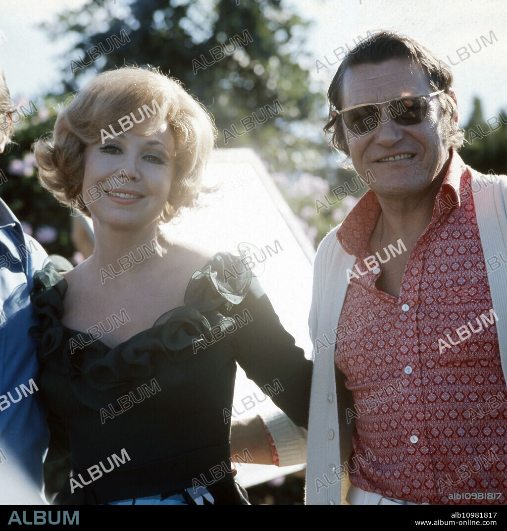 Portrait photo of the German opera singer Anneliese Rothenberger with her husband Gerd Wendelin Dieberitz for shooting a song with the German pop singer Costa Cordalis, 1970s.