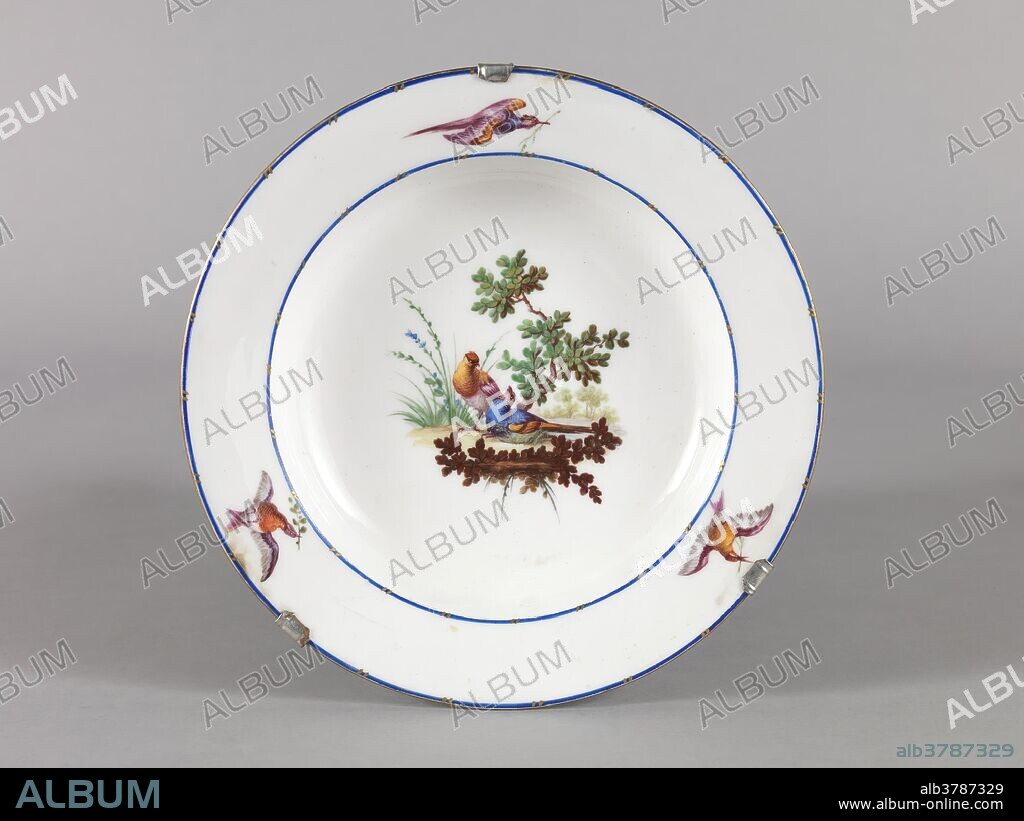 MANUFACTURE NATIONALE DE SEVRES. Manufacture Nationale de Sèvres (Atribuido a Aloncle, François-Joseph) / 'Plato de porcelana'. 1763. Pasta tierna.