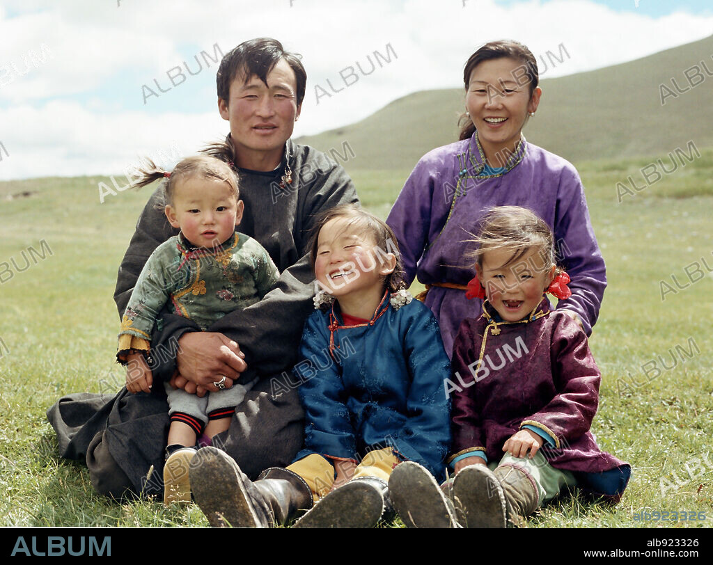 BABBAYAR BATCHULUUN, BATCHULUUN URJINDORJ, BUYANDULAM DARAMDADI, NANSAL BATCHULUUN y NANSALMAA BATCHULUUN en EL PERRO MONGOL, 2005 (DIE HOHLE DES GELBEN HUNDES), dirigida por BYAMBASUREN DAVAA. Copyright SCHESCH FILMPRODUKTION.
