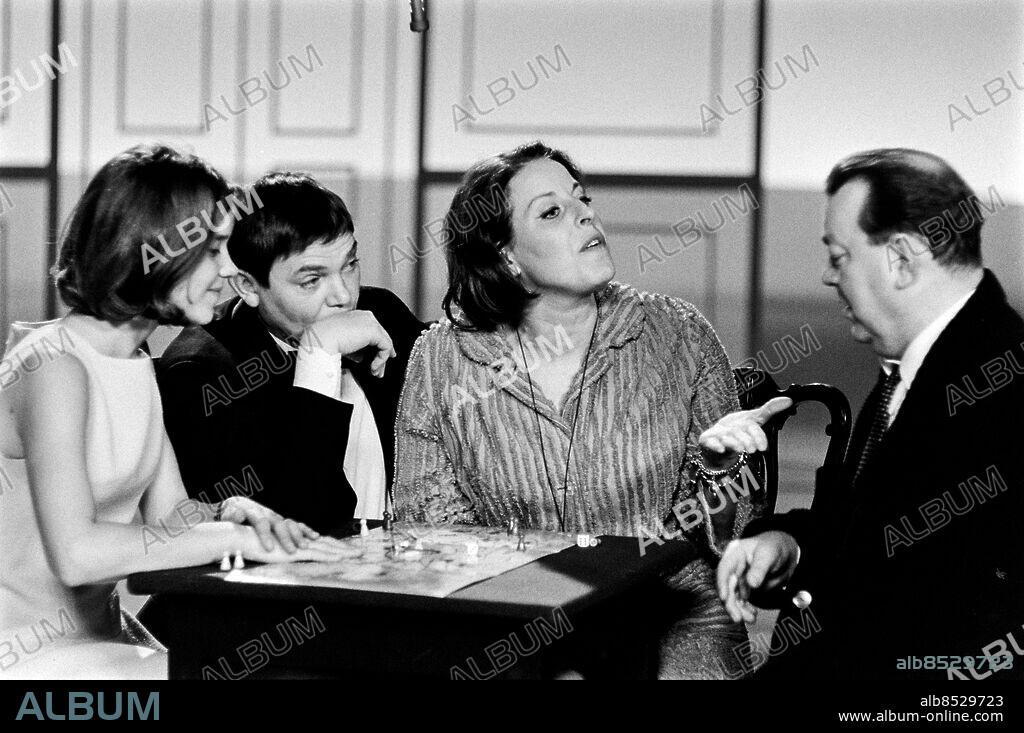 STOCKHOLM 1967-01-16.. ESTRAD. Underhållningsprogram i TV.. Sänt första gången 1967-02-11.. Här ses från vänster skådespelarna Gunwer Bergkvist, Lars Ekborg, Margaretha Krook och Åke Grönberg, spela Fia med knuff i en sketch.. Foto: Bo-Aje Mellin / RiR / SVT / Kod: 5600. Reportage publ. i RiR 7/67 sid. 13.. RiR 18399 sv/v neg  . Humor Kvartett.