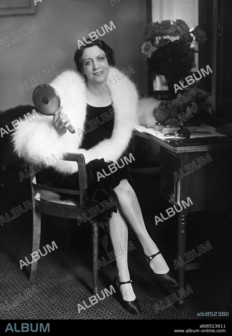ARKIV BERLIN 19280210. Elizbeth Arden i Berlin. Hon var en kanadensisk-amerikansk affärskvinna som byggde upp ett betydande kosmetikföretag i USA. Hon var under en tid rysk furstinna och gift med den ryske prinsen Michael Kvianov. Foto: SVT / Kod: 5600 AB Text & Bilder Mapp: Arden, Elizabeth Pälsboor persons: ELIZABETH ARDEN sites: KANADA*;BERLIN;TYSKLANDBilden får endast användas i programpresenterande sammanhang. Fotografens namn, Sveriges Television samt programmets titel skall alltid anges.