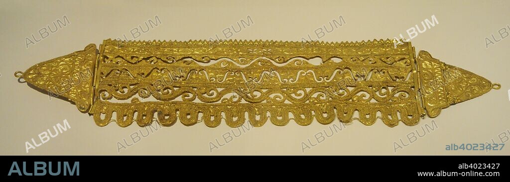 Cultura Ibérica. Tesoro de Jávea. Diadema. Oro. Siglo IV a. C. Decoración calada de filigrana con extremos triangulares. Partida de la Lluca (Jávea, provincia de Alicante). Museo Arqueológico Nacional. Madrid. España.