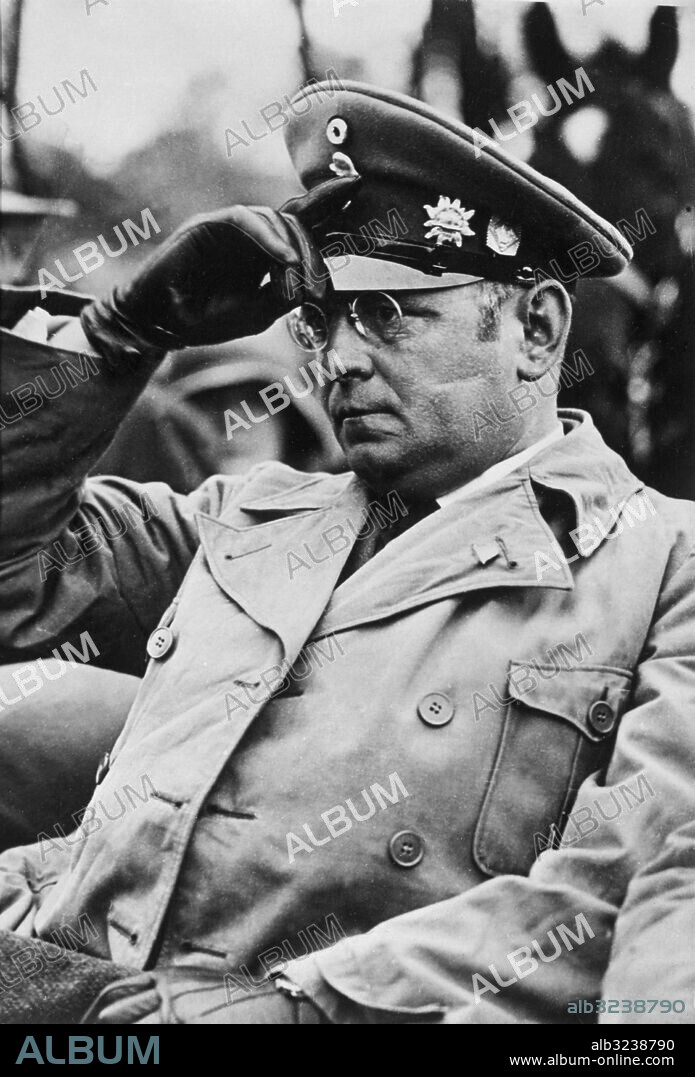 Not. Bundesführer ... Stahlhelm Anm. Mensur. Duell bland tyska studenter med sabel eller värja utan ansiktsskydd. Mensurärr - ärr i ansiktet ansågs visa mod. Officiellt förbjudet från 1918, utom 1933-1938 persons: FRANZ SELDTE sites: TYSKLAND PhotoDate:193?-??-??.