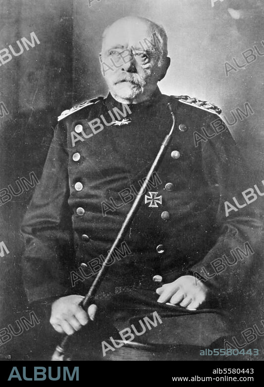 Bismarck, Otto von Staatsmann (Reichskanzler). Schönhausen 1.4.1815 - Friedrichsruh. 30.7.1898. Bismarck mit Tabakspfeife. Photographie, 1894.