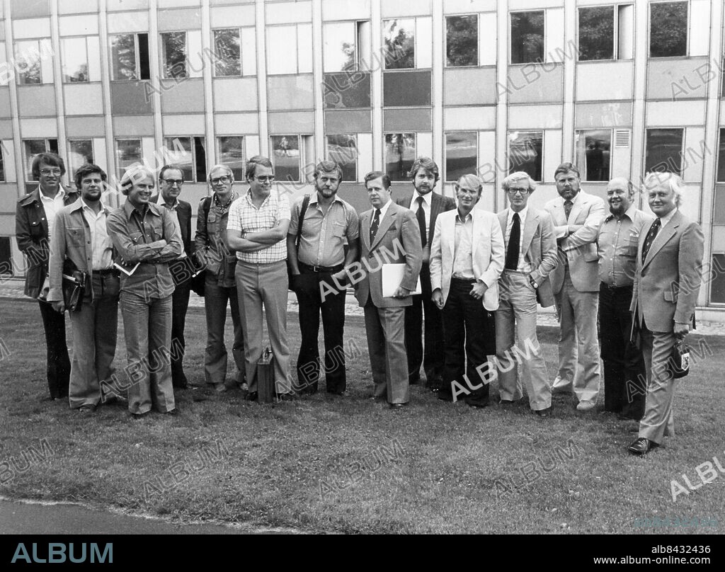 STOCKHOLM 1970-tal.. Utan bildtext Not. Rapport-personal Anm. Armarna i kors Handen i fickan Journalister På rad Radiohuset Reportrar CD609 persons: BJÖRN BONDESON;ROLF SÖDERBERG;KNUT STÅHLBERG;LARS GUNNAR ERLANDSON;HÅKAN NILSSON;ULF GUDMUNDSSON;ARNE THORÉN;OVE JOANSON;CHRISTER PETTERSSON;OLLE STENHOLM;INGEMAR ODLANDER;BO JÄRBORG sites: SVERIGE;STOCKHOLM.