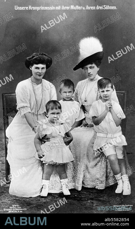 Cecilie, Kronprinzessin (Wilhelm) des Dt. Reiches, geb. Prinzessin von Mecklenburg-Schwerin, 1886-1954. - "Unsere Kronprinzessin mit ihrer Mutter und ihren drei Söhnen" (v. li. Prinz Hubertus, Prinz Louis Ferdinand, Großherzogin Anastasia von Mecklenburg-Schwerin, Prinz Wilhelm). Foto, 1910. Berlin, Sammlung Archiv für Kunst und Geschichte.