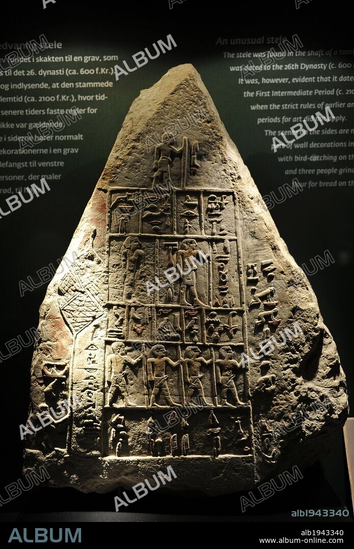 ARTE EGIPCIO. EGIPTO. Estela del hombre Ib. Ib, el difunto en pie, con bastón. Abajo, miembros de su familia. Primer Período Intermedio. 2150-2050 a. C. Museo Carlsberg Glyptotek. Copenhague. Dinamarca. Europa.