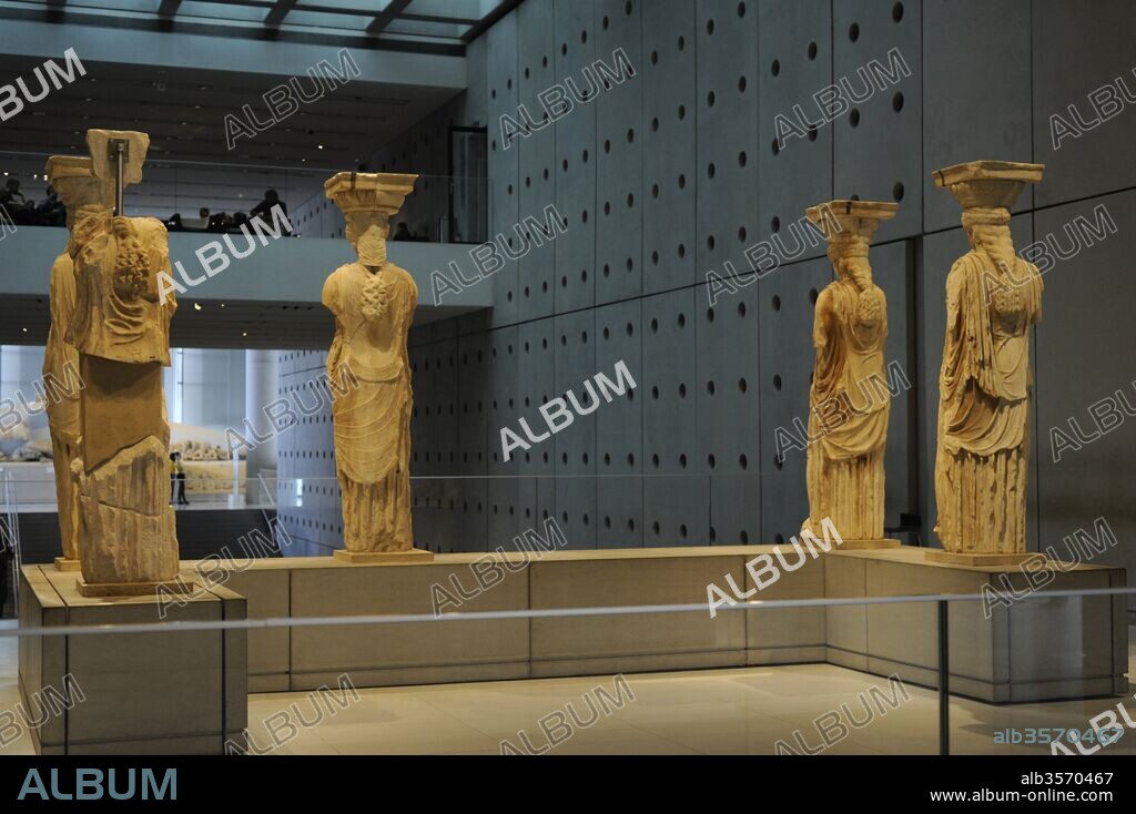 Cariátide (siglo V a. C.). KORAI o doncella que formaba parte de la llamada "Tribuna de las Cariátides", situada en el Erecteion (Acrópolis de Atenas, Grecia). Vista general de las cinco estatuas que se convervan en el Museo de la Acrópolis (Acropolis Museum). Atenas. Grecia.