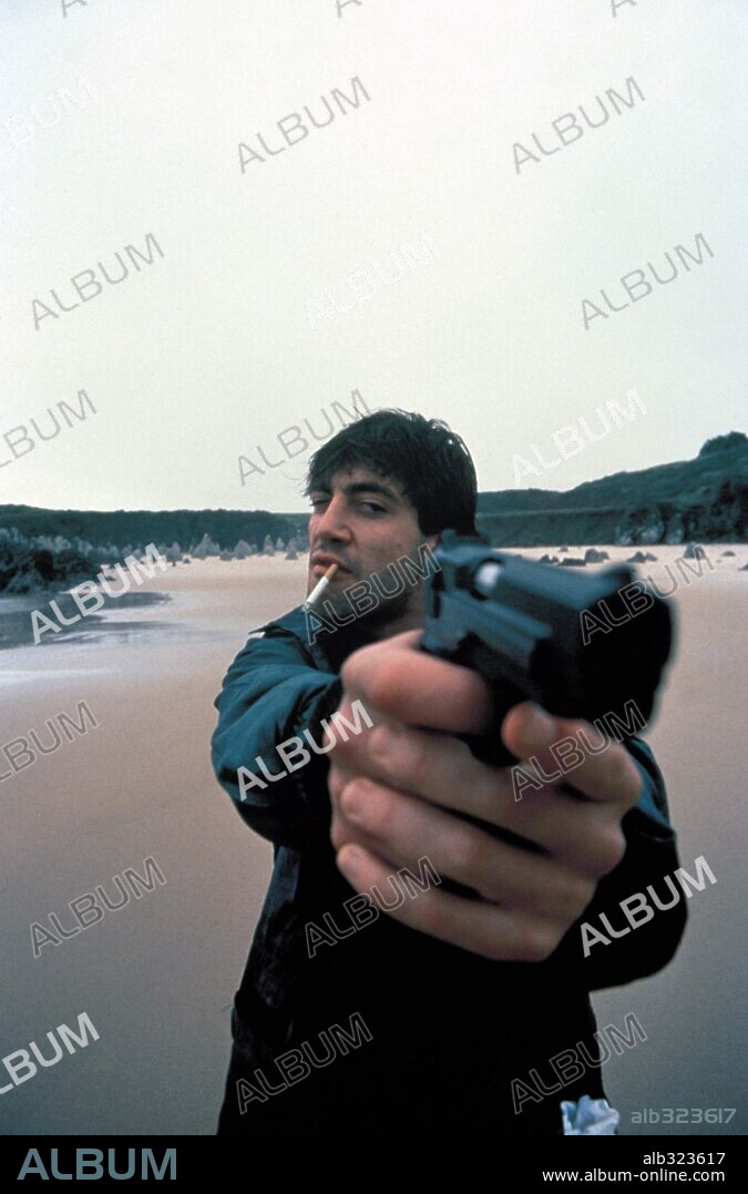 JAVIER BARDEM en EL DETECTIVE Y LA MUERTE, 1994, dirigida por GONZALO SUAREZ.