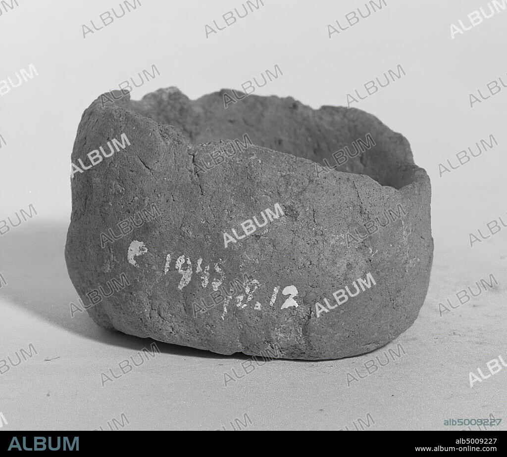 The Netherlands prehistory, bee pot, pottery, h, 2.6 cm, diam, 4.4 cm, prehistory -2500, -2300, the Netherlands, Gelderland, Epe, Vaassen, hill 2.