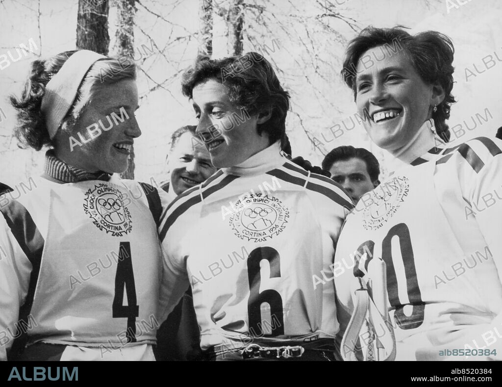 Orig. bildtext... VINTEROLYMPIADEN I CORTINA. Medaljtrion i störtlopp för damer: Fr.v. Lucile Wheeler /Kanada/ Madeleine Berthod, Schweiz och Frieda Danzer, Schweiz - brons, guld resp. silvermedaljör. 3/2 1956 Anm. L Wheeler, f. 1935, kanadensisk alpin skidåkare. Vann brons i störtlopp vid OS 1956. M Chamot-Berthod, f. 1931, schweizisk alpin skidåkare. Vann guld i störtlopp vid OS 1956. F Dänzer, f. 1931, schweizisk alpin skidåkare. Vann silver i störtlopp vid OS 1956. Vinter-OS OS i Cortina 1956 Alpin skidsport Leende Emblem Symboler Nummerlappar Siffror Randigt Idrottskvinnor Trio Idrottskläder Vänner Vinnare Segrare persons: FRIEDA DÄNZER;MADELEINE CHAMOT-BERTHOD;LUCILLE WHEELER sites: SCHWEIZ*;CANADA*;CORTINA;ITALIEN.