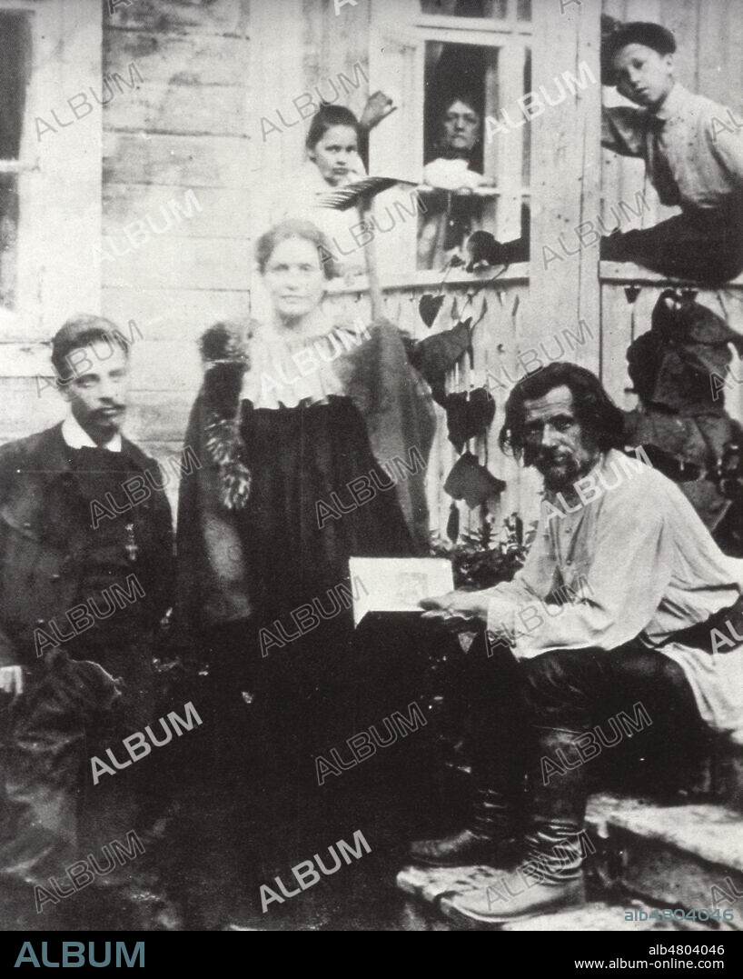 Rainer Maria RILKE (1875-1926), et Lou ANDREAS-SALOME (1861-1937) chez le poete paysan DROZIN ou Spiridon Dimitrievitch Drojine lors de leur deuxieme voyage en Russie durant l'ete 1900. Credit : Collection KHARBINE-TAPABOR.
