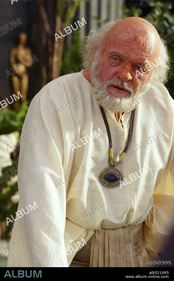 Claudio Ptolomeo y ANTHONY HOPKINS. ANTHONY HOPKINS en ALEJANDRO MAGNO [ALEXANDER], 2004 (ALEXANDER), dirigida por OLIVER STONE. Copyright WARNER BROS. / BUITENDIJK, JAAP.