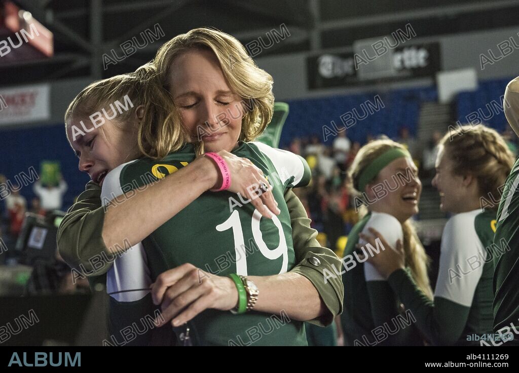 DANIKA YAROSH y HELEN HUNT en ¡A GANAR!, 2018 (THE MIRACLE SEASON), dirigida por SEAN MCNAMARA. Copyright LD Entertainment/Mirror / CAMERON, KATE.