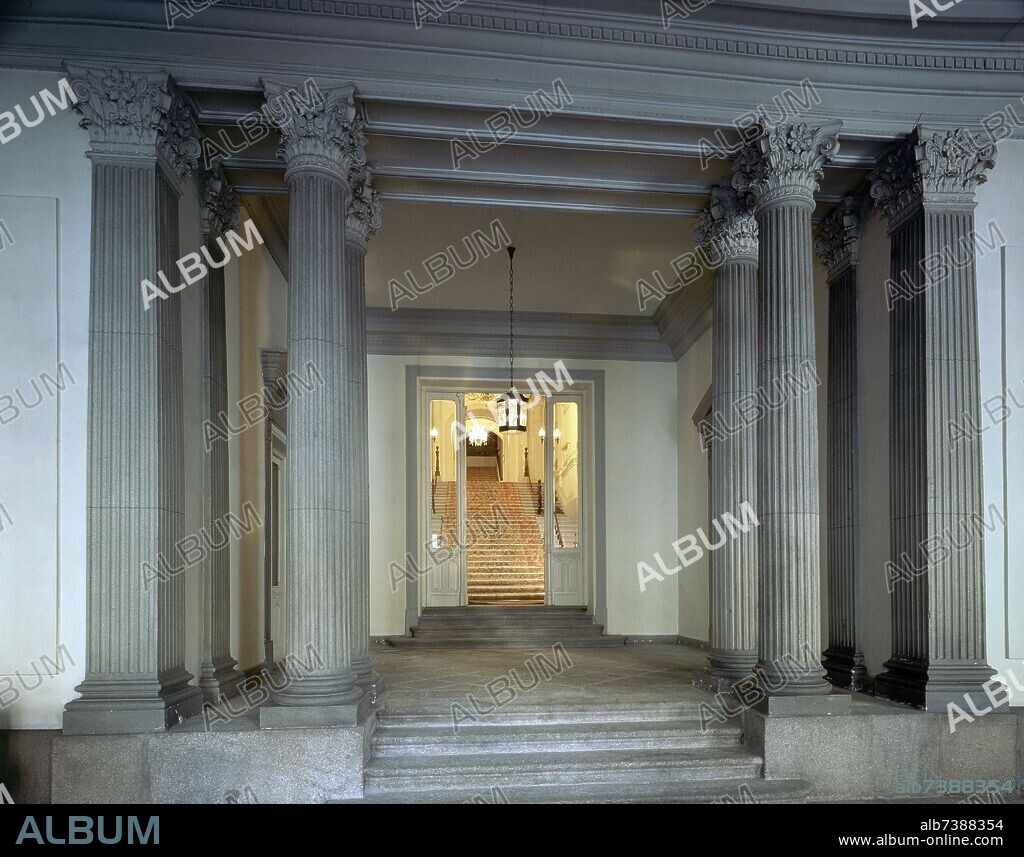 DETALLE DEL PORTICO - COLUMNAS ESTRIADAS CON CAPITELES CORINTIOS.