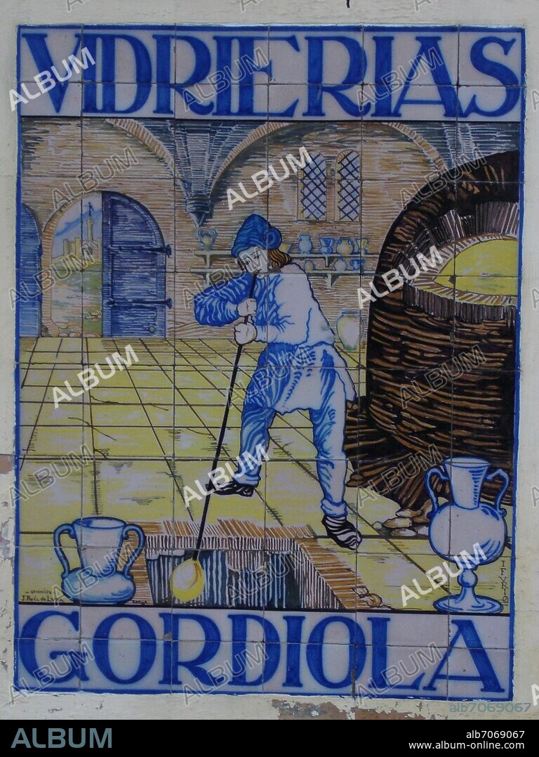 AZULEJOS EN LA FACHADA DE VIDRIERIAS GORDIOLA.