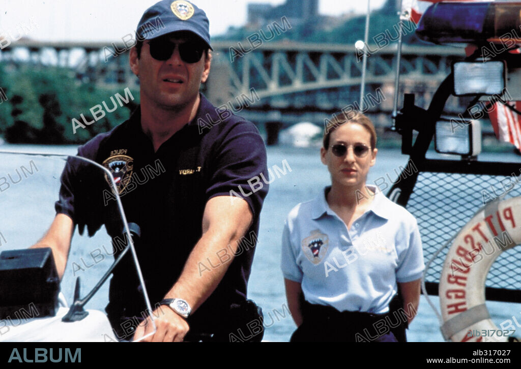 BRUCE WILLIS et SARAH JESSICA PARKER dans STRIKING DISTANCE, 1993, réalisé par ROWDY HERRINGTON. Copyright COLUMBIA PICTURES.