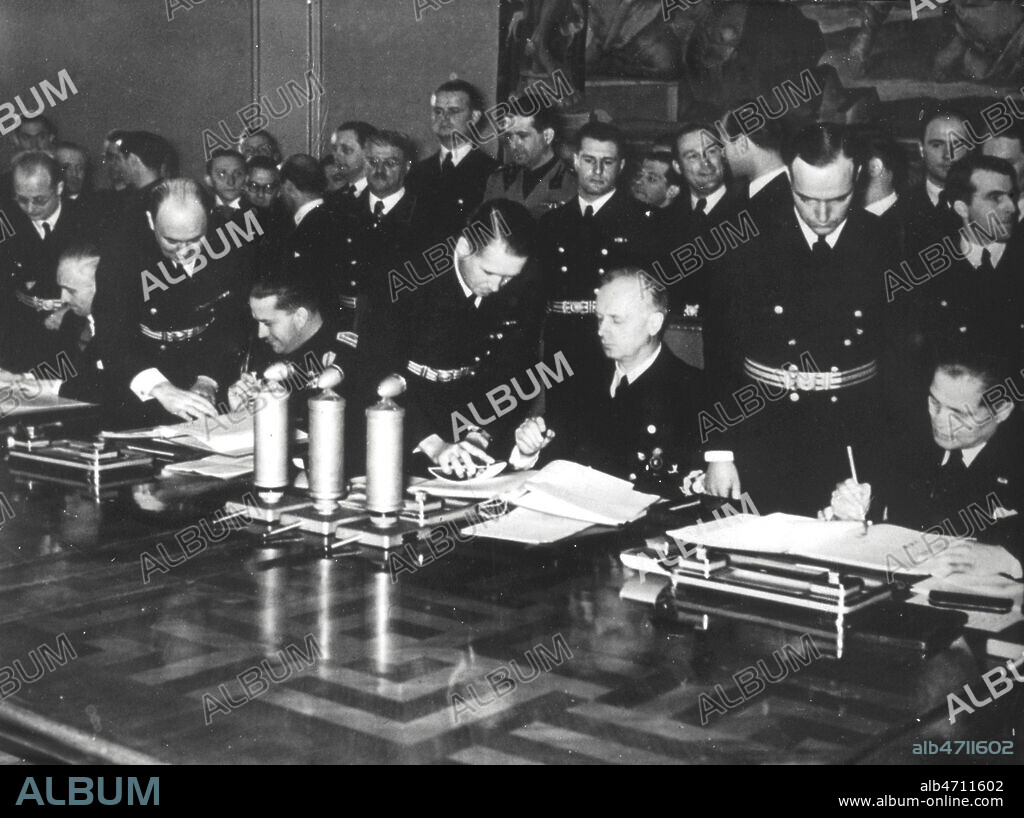Signature du pacte Anti-komintern par Von Ribbentrop (1893-1946) et Ciano (1903-1944). Photographie prise le 27/11/1941. Credit : Collection KHARBINE-TAPABOR.
