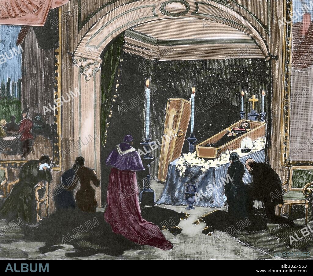 España. Madrid. Capilla ardiente del rey Alfonso XII de España (1857-1885) en el Palacio Real de El Pardo. La Reina viuda Maria Cristina (1858-1929) y otras personalidades velan su cadáver. Grabado coloreado.