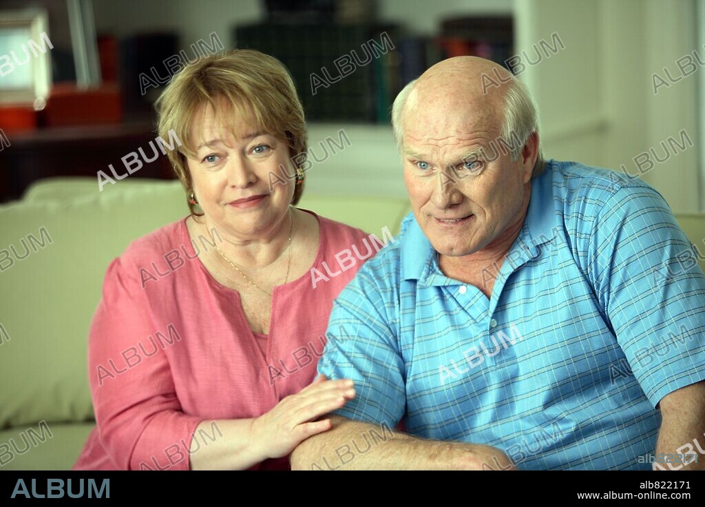 KATHY BATES y TERRY BRADSHAW en NOVIA POR CONTRATO, 2006 (FAILURE TO LAUNCH), dirigida por TOM DEY. Copyright PARAMOUNT PICTURES / NELSON, RALPH.