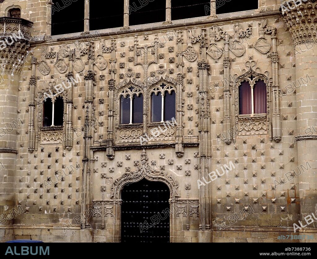 JUAN GUAS. FACHADA GOTICA ISABELINA DEL PALACIO JABALQUINTO O PALACIO DE LOS CONDES DE BENAVENT.