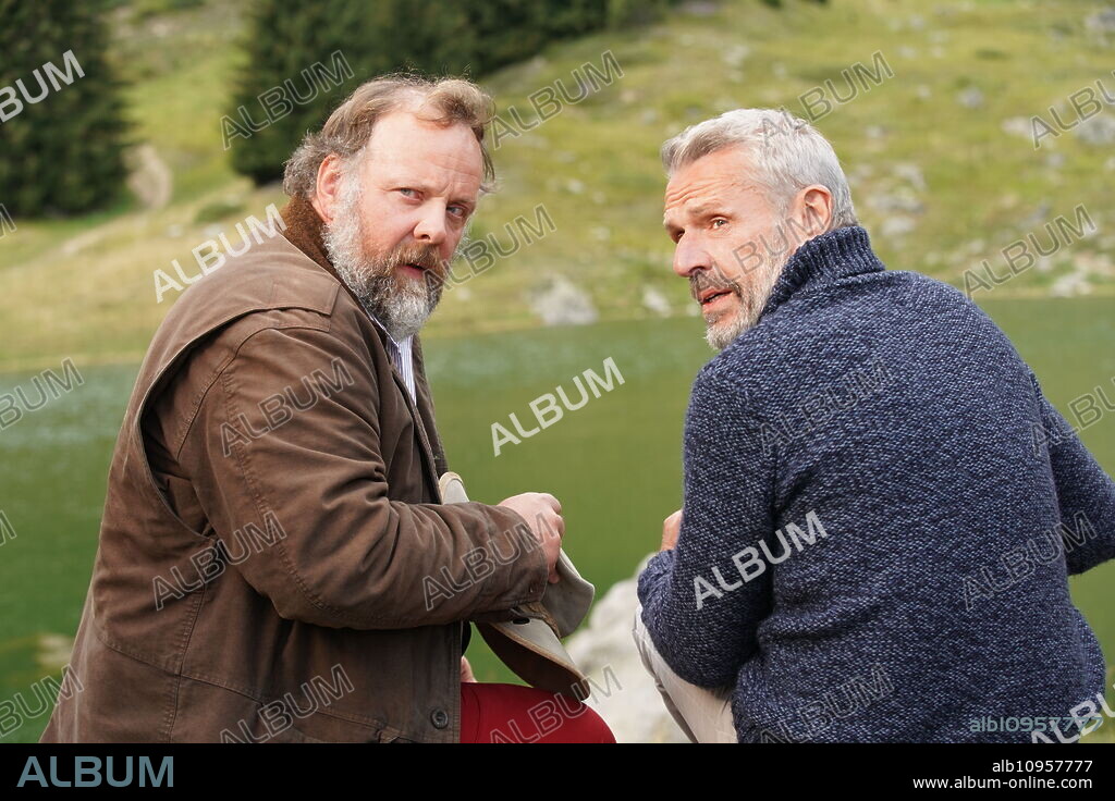 GREGORY GADEBOIS and LAMBERT WILSON in A GREAT FRIEND, 2023 (LES CHOSES SIMPLES), directed by ERIC BESNARD. Copyright Cine Nomine/Same Player/SND Groupe M6/France 3 Cinéma/Auvergne Rhône-Alpes Cinéma.