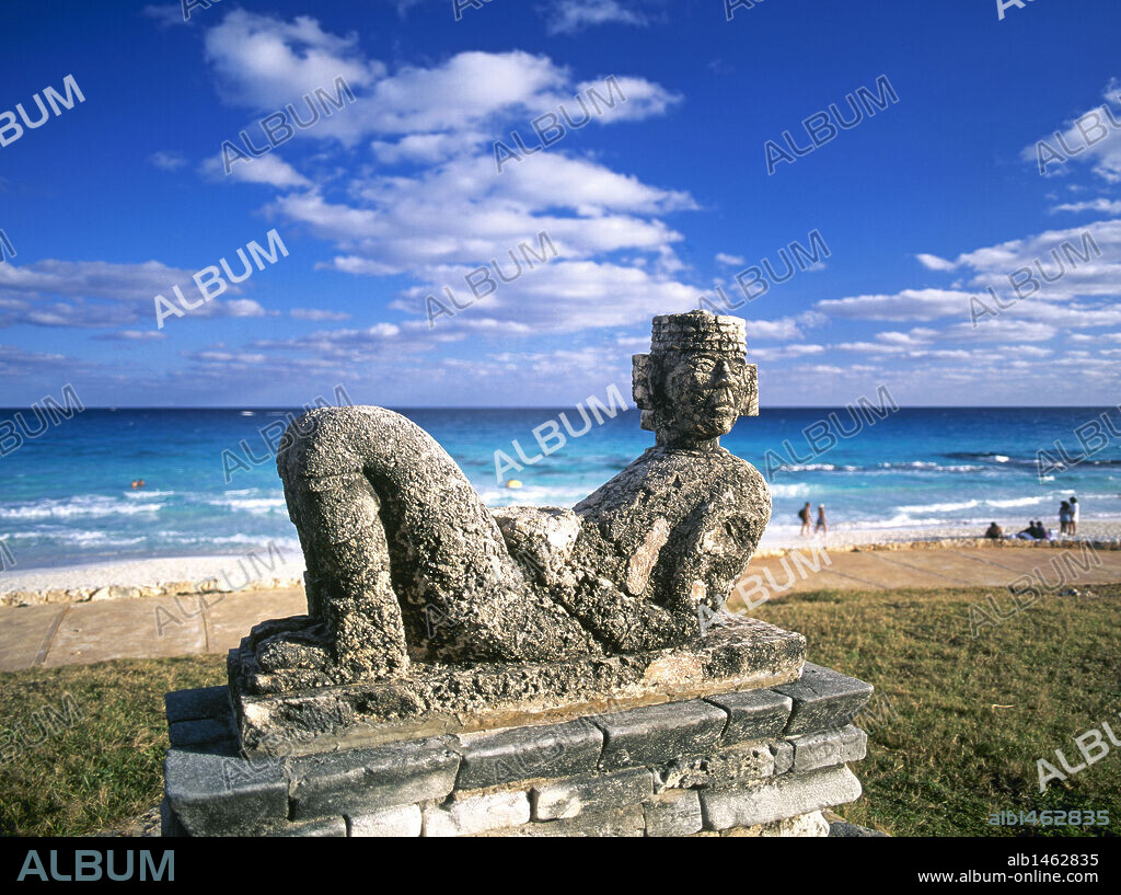 ARTE PRECOLOMBINO. MAYA. MEXICO. ESTATUA DEL DIOS CHAC-MOOL, característico de la cultura tolteca, adoptado también por la cultura maya. CANCUN. Península del Yucatán.