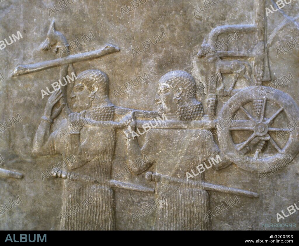 ARTE MESOPOTAMICO-ASIRIO. Sirvientes transportando el carro de Sargon. Relieve procedente del Palacio de Sargon II en Khorsabad (siglo VIII a. C.). Museo del Louvre. París. Francia.