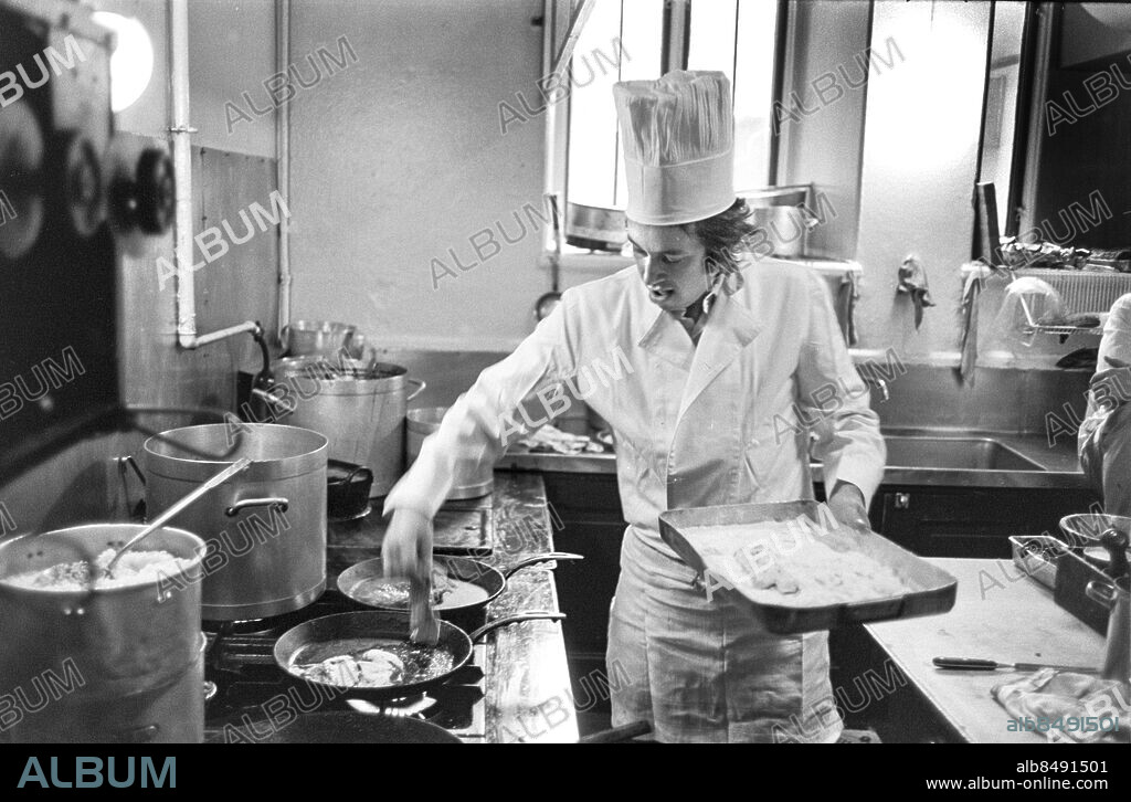 STOCKHOLM 1970-10-20.. LÄTTLAGAT MED FRANK HOLLINGWORTH OCH ARNE NILSSON. TV-program.. Sänt första gången 1970-11-13.. Här ses kocken Frank Hollingworth i köket.. Foto: Bertil S-son Åberg / RiR / SVT / Kod: 5600. Bild och reportage publ. i RiR 46/70 sid. 16-17.. RiR 19963 sv/v neg.