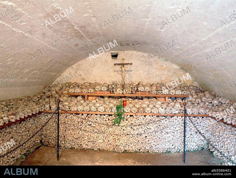 Hallstatt / Beinhaus auf dem Friedhof der Pfarrkirche © Florian Monheim Format / Filmsize: 9 × 12 cm/4 × 5''.