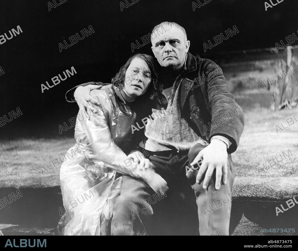 GERMANY BERLIN 1930-11-14. Orig. caption ... CELEBRATION "MISSISSIPPI" BY GEORG KAISER IN BERLIN On November 14, 1930, the premiere of the play "Mississippi" by Georg Kaiser will take place in the Berlin Volksbühne. The picture shows the actor Hans Peppler and Frau Miller in the final scene of "Mississippi". Photo: New York Times / AB Text & Bilder / SVT / Code: 5600 Folder: German Theater: Plays -1939 1326 A1 persons: GERDA MÜLLER; HIS PEPPLER sites: GERMANY; BERLIN.
