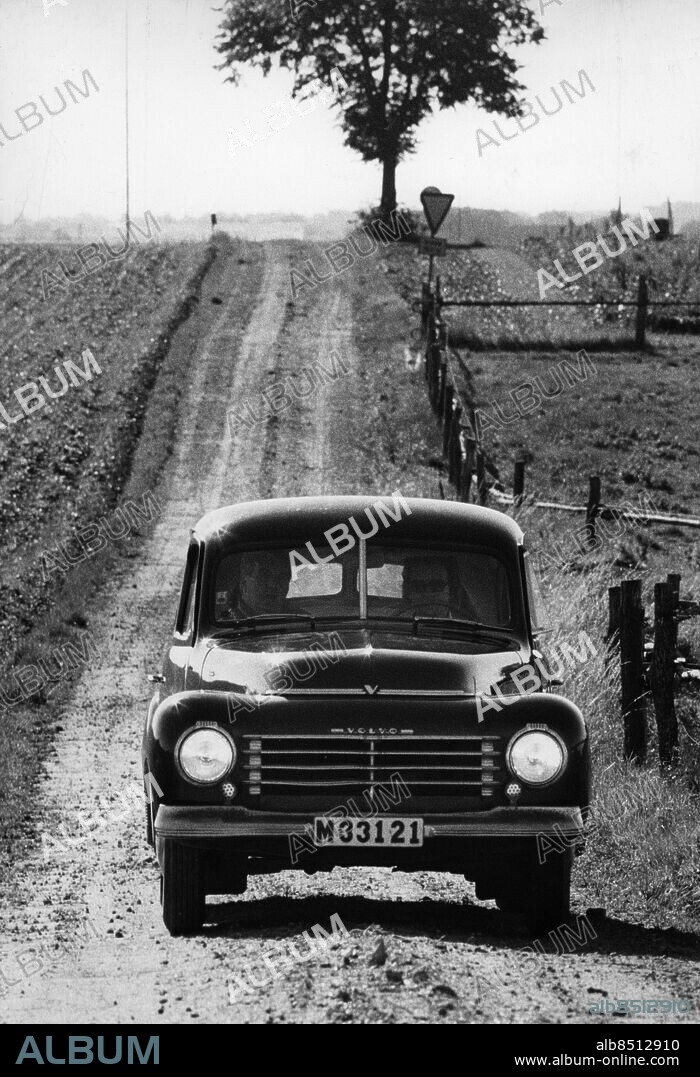 Volvo PV 444 - modell A årsmodell 1947. Registreringsnummer med M = Malmöhus län. Foto: Sydsvenskan / IBL Bildbyrå *** Local Caption *** Volvo PV 444, 1947.