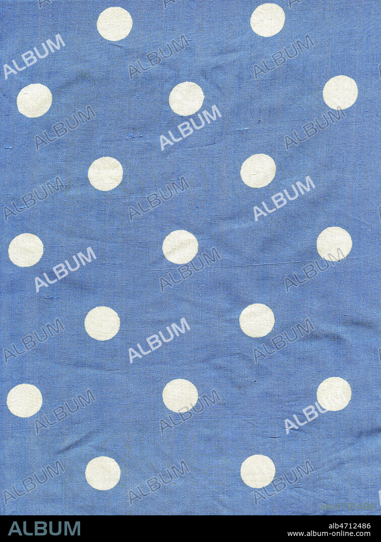 Tissu des annees 50. Soie bleu pastel a pois blancs. diam du pois = 1,5 cm. Credit : Collection MA/KHARBINE-TAPABOR.