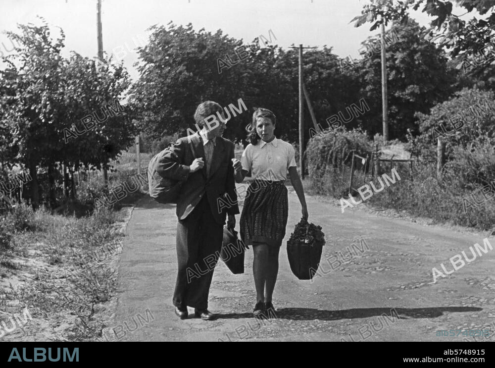 Pisarek, Abraham Fotograf. 24.12.1901 Przedbórz (Polen) - 13.4.1983 Berlin. Abraham Pisarek mit Tochter Ruth auf Hamsterfahrt im Ostseebad Bansin (Usedom). Foto, Sommer 1947.