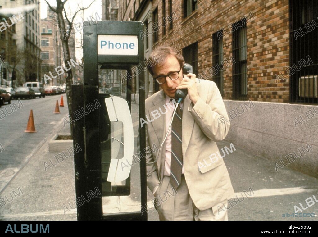 WOODY ALLEN en MISTERIOSO ASESINATO EN MANHATTAN, 1993 (MANHATTAN MURDER MYSTER), dirigida por WOODY ALLEN. Copyright TRI STAR PICTURES / HAMILL, BRIAN.
