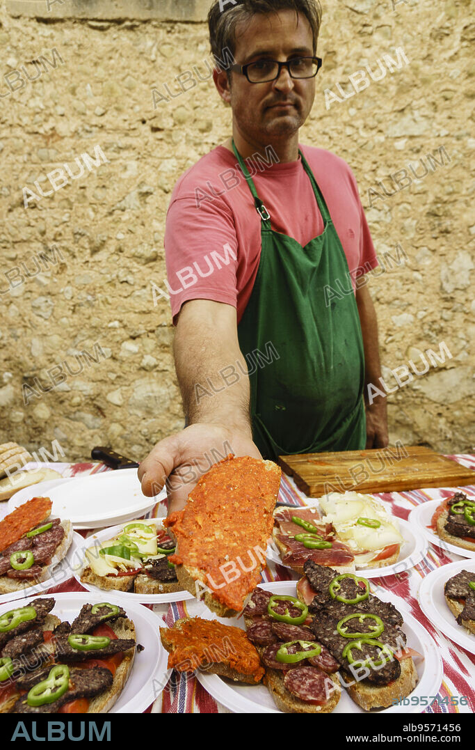 Pa Amb Oli de enbutido y sobrasada,mercado al aire libre, Fira,Porreres, Llucmajor, Mallorca,Islas Baleares, Spain.