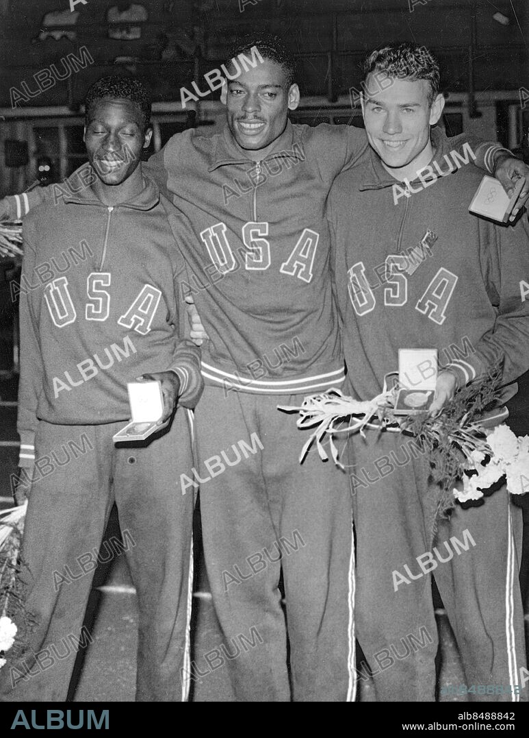 FINLAND HELSINGFORS 1952-07-23.. De tre medaljörerna efter finalen på 200 m. vid de olympiska sommarspelen 1952. Från vänster ses James Gathers (USA), bronsmedaljör, Andrew Stanfield (USA), guldmedaljör, och Thane Baker (USA), silvermedaljör.. Foto: Olympia-Kuva / AB Text & Bilder / SVT / Kod: 5600. Mapp: 200 m (O.S. -52) I:286c. Vinnare Segrare Trio Vänner Prisutdelningar.