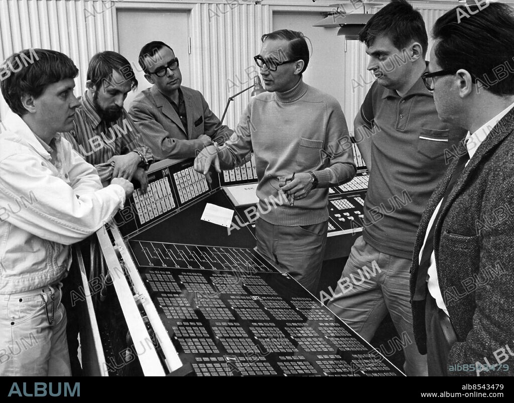ARKIV STOCKHOLM 19680531. Chefen för Sveriges Radios nya elektronmusikstudio Knut Wiggen instruerar medlemmar i musikavdelningens tonsättargrupp för elektronisk musik. Från vänster: Lars-Gunnar Bodin, Bent Lorentzen (dansk gäst), Gunnar Bucht, Wiggen, Bengt Emil Johnson och Bengt Hambraeus.. Foto: Stig A. Nilsson / DN / SCANPIX / Kod: 43. **SVD OUT**.
